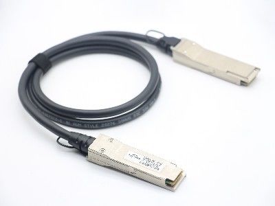 40 গিগাবাইট / সেকেন্ডের তথ্য স্থানান্তর হার 100G QSFP28 থেকে QSFP28 ডেটা ট্রান্সমিশনের জন্য 1M DAC ক্যাবল